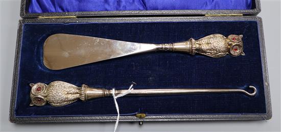 A cased Edwardian silver mounted owl buttonhook and shoehorn, Crisford & Norris, Birmingham, 1906.